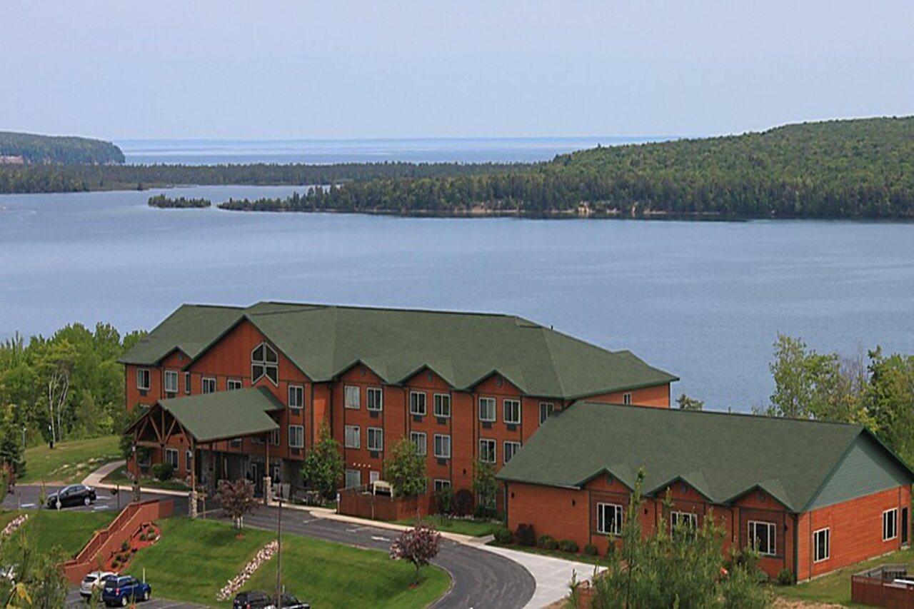 Holiday Inn Express Munising-Lakeview, An Ihg Hotel Exterior photo